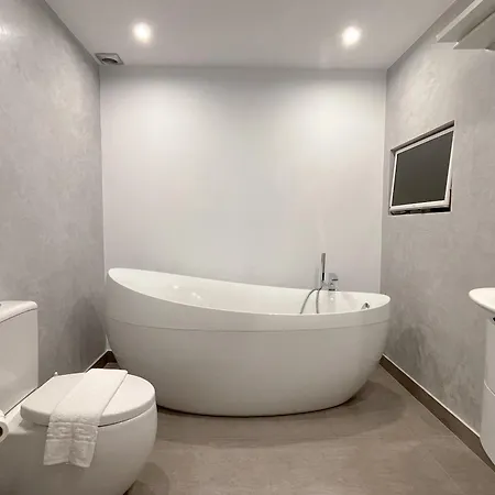 Aloha Hill Club Exclusive With Premier Amenities *