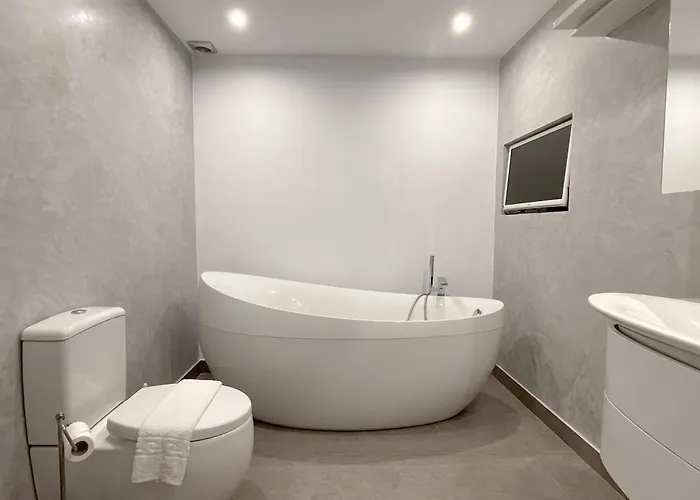 Aloha Hill Club Exclusive With Premier Amenities *